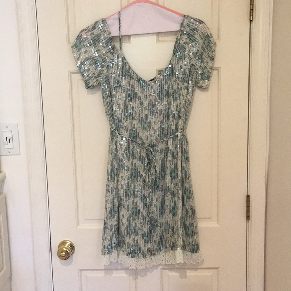 Super cute short sequin dress with lace rim